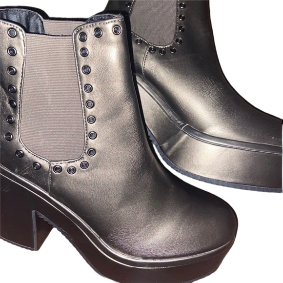 NWOB-  Metallic Pewter Platform Ankle Booties - Picture 4 of 8